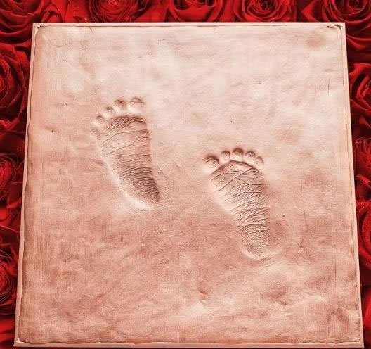 赵丽颖生子冯绍峰晒儿子小脚印图片揭2人恋爱时间线