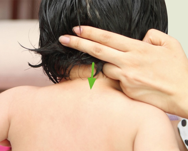 5,推脊100次用食指,中指的螺纹面,沿着宝宝的脊椎,从大椎穴推向尾椎骨