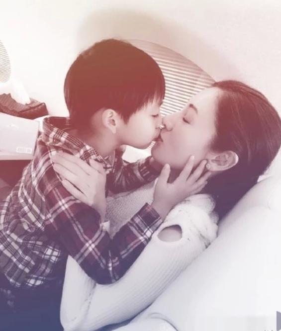 李嘉欣和8岁儿子亲嘴这种宠爱孩子方式受到非议