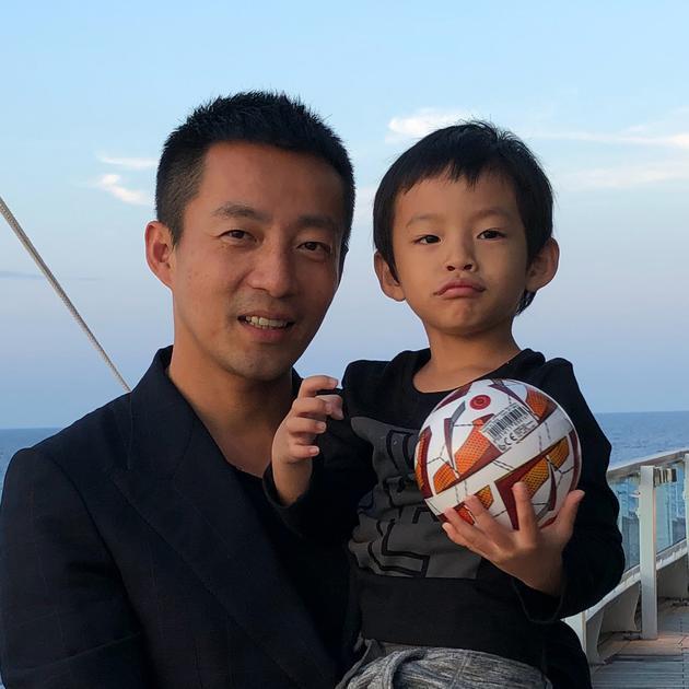 汪小菲罕见晒儿子正面照网友:帅气必须盖过爸爸