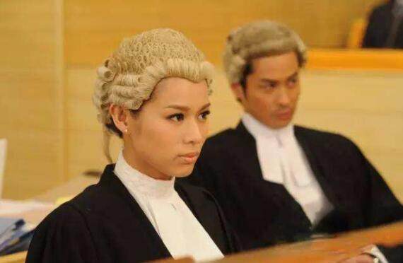 英国律师为什么要带假发律师和法官带假发的传统习俗