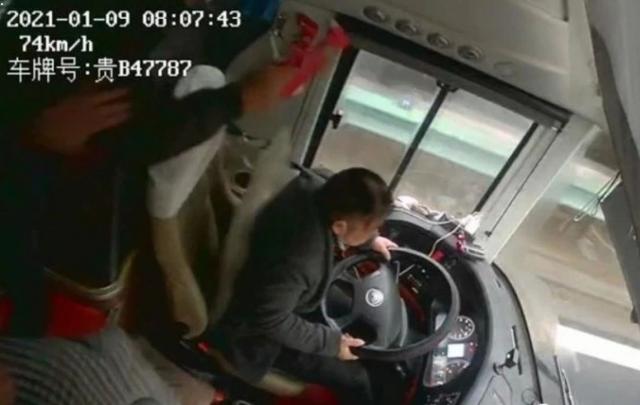 贵州一巴士司机遭乘客安全锤砸头